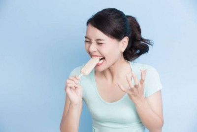 Penyebab Gigi Ngilu Saat Makan dan Minum Dingin
